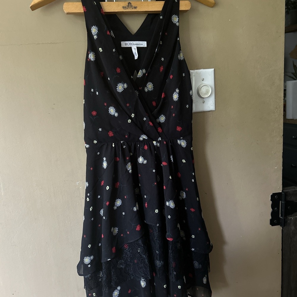 BCBGeneration Black Daisy Print Layered‎ Mini Dress Womens Size 2 Floral Casual